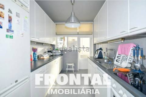 Apartamento T3 com Varanda | A Poucos Minutos da Praia e do Rio