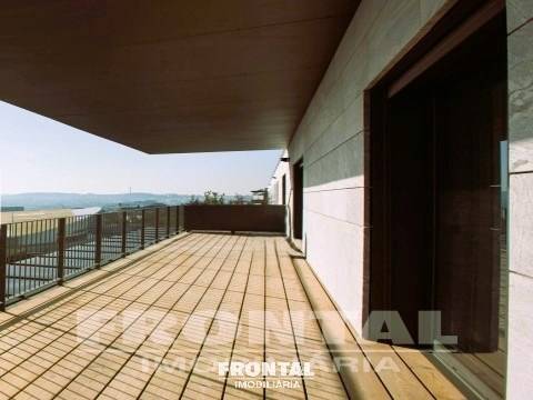 T1 - Terraço com 39,50m2, panorâmico, com cobertura.