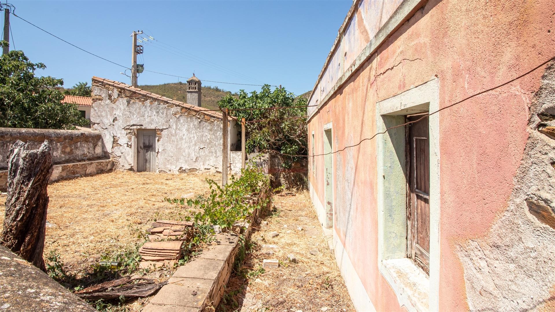 moradia para restauro com terreno em alcoutim para venda