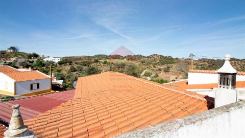 Conjunto de terrenos e moradia, para recuperar na aldeia de Pão Duro em Alcoutim.
