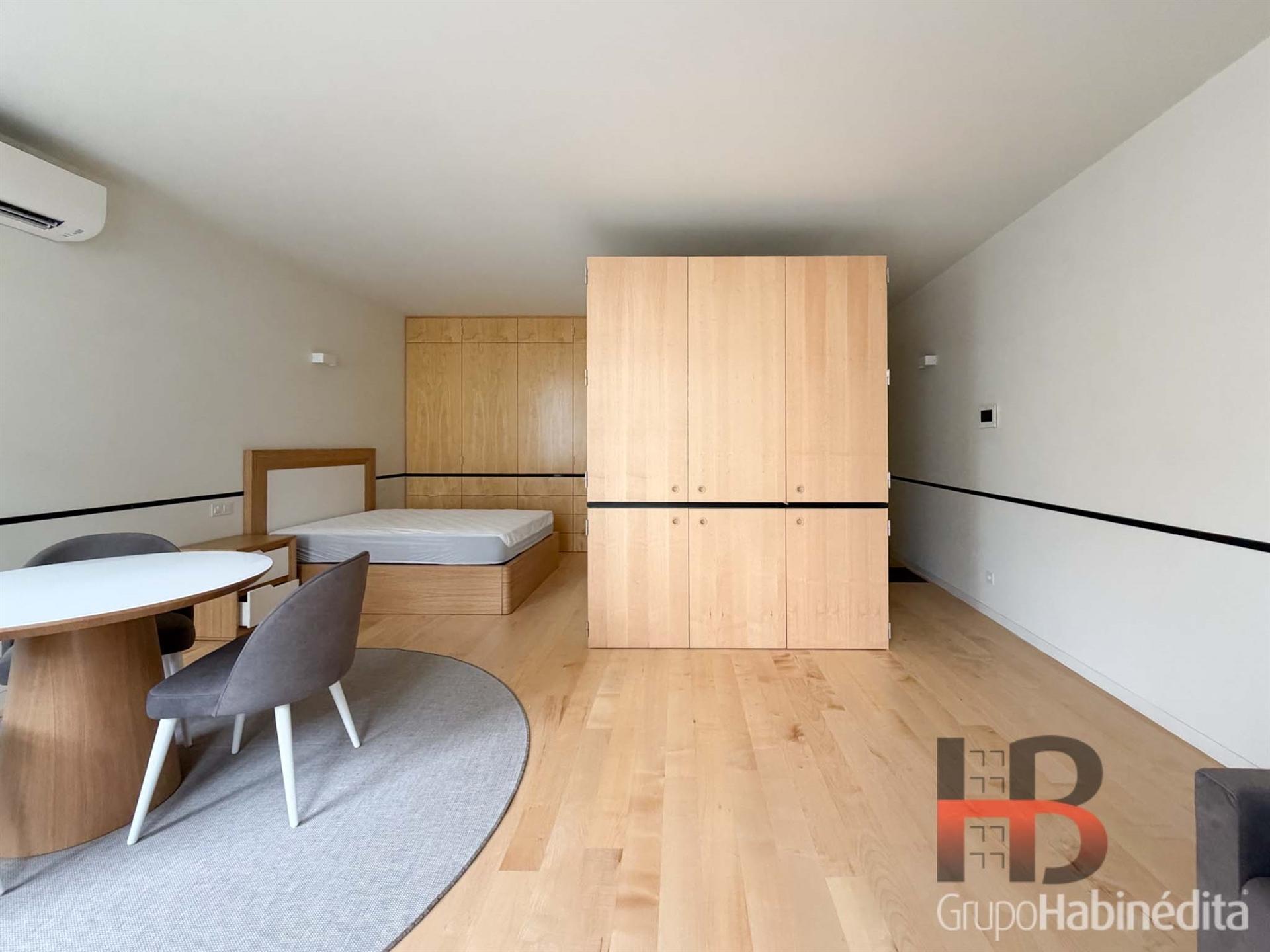 Apartamento T0 Arrendamento em Cedofeita, Santo Ildefonso, Sé, Miragaia, São Nicolau e Vit
<!DOCTYPE html>
<html lang=