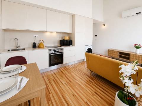 Apartamento T0+1 Mobilado para Arrendamento | Praça dos Poveiros | Baixa do Porto