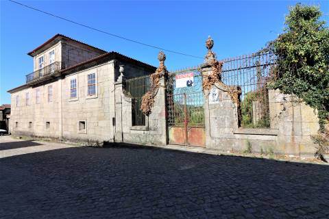 Quinta centenária para restauro com 3.200 m2 em Raimonda, Paços de Ferreira