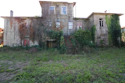 Quinta centenária para restauro com 3.200 m2 em Raimonda, Paços de Ferreira