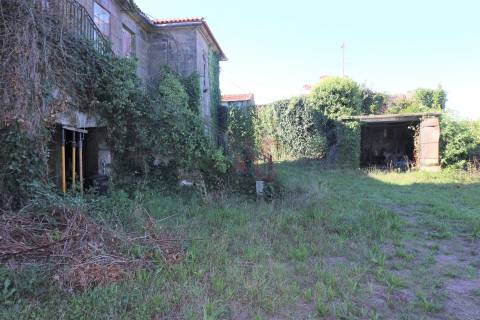 Quinta centenária para restauro com 3.200 m2 em Raimonda, Paços de Ferreira