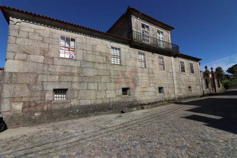 Quinta centenária para restauro com 3.200 m2 em Raimonda, Paços de Ferreira