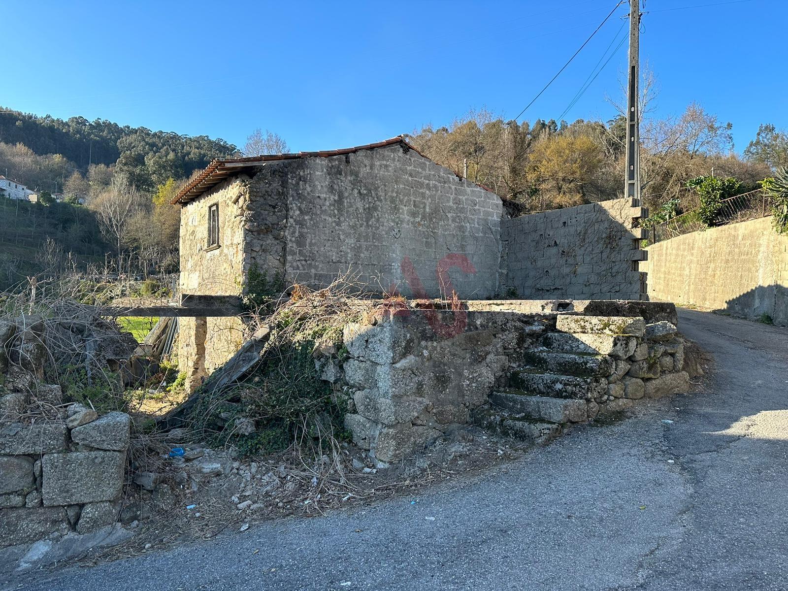 Moradia T2 para restauro em São Faustino, Guimarães