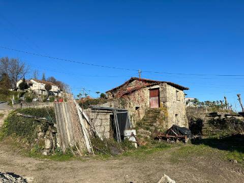 Moradia T2 para restauro em São Faustino, Guimarães