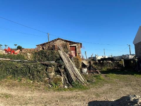 Moradia T2 para restauro em São Faustino, Guimarães