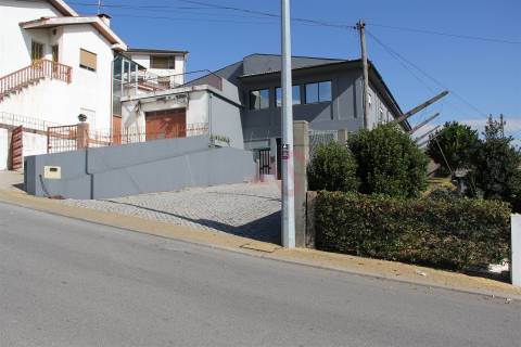 Pavilhão industrial com 1.017 m2 em Margaride, Felgueiras