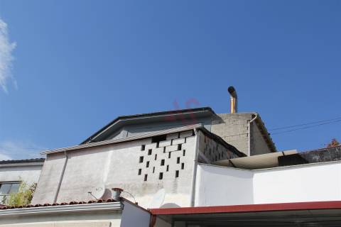 Pavilhão industrial com 1.017 m2 em Margaride, Felgueiras