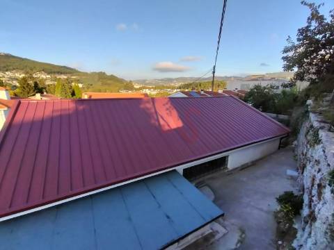 Armazém para arrendamento com 212 m2 em São João de Vizela