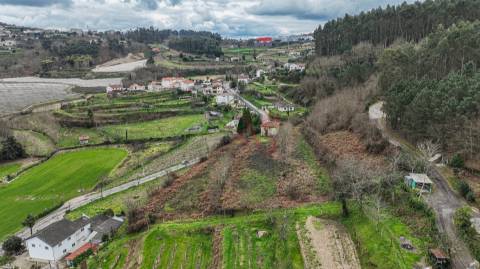 Moradia para Restauro com Terreno com 3.512 m² em Pombeiro de Ribavizela, Felgueiras
