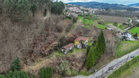 Moradia para Restauro com Terreno com 3.512 m² em Pombeiro de Ribavizela, Felgueiras