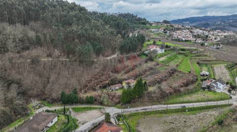 Moradia para Restauro com Terreno com 3.512 m² em Pombeiro de Ribavizela, Felgueiras