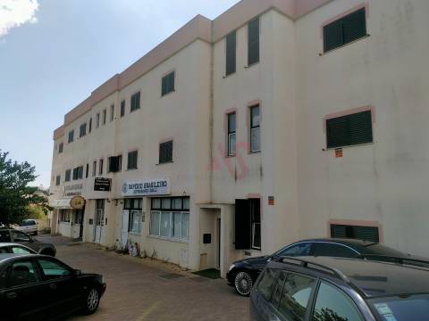Loja com 309 m2, em Albufeira, Inserido no Edifício Albufeira Parque, próximo da Praia.