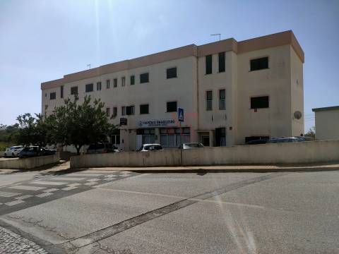Loja com 309 m2, em Albufeira, Inserido no Edifício Albufeira Parque, próximo da Praia.