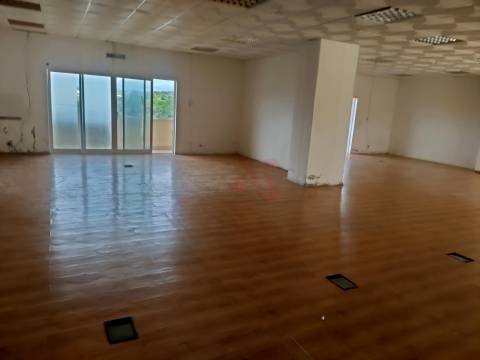 Loja com 309 m2, em Albufeira, Inserido no Edifício Albufeira Parque, próximo da Praia.