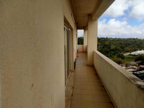 Loja com 309 m2, em Albufeira, Inserido no Edifício Albufeira Parque, próximo da Praia.