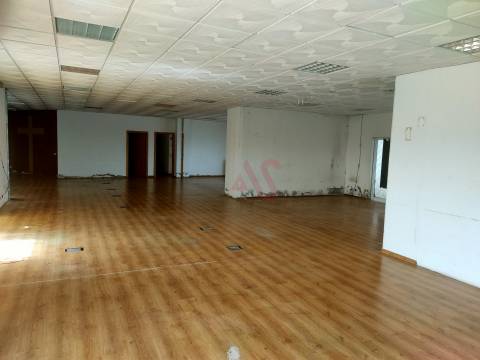 Loja com 309 m2, em Albufeira, Inserido no Edifício Albufeira Parque, próximo da Praia.
