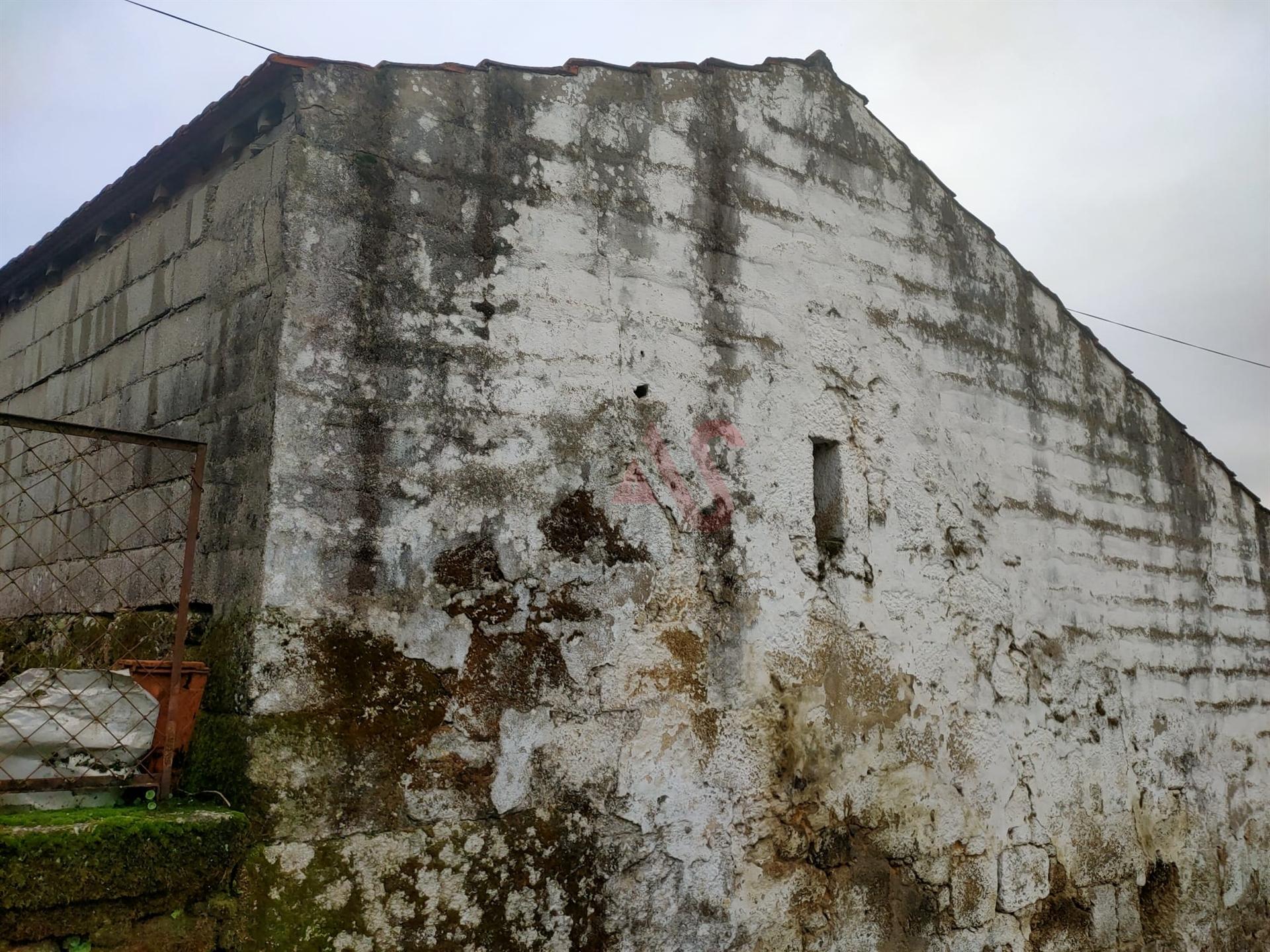 Moradia T5 para reabilitar em Nevogilde, Lousada