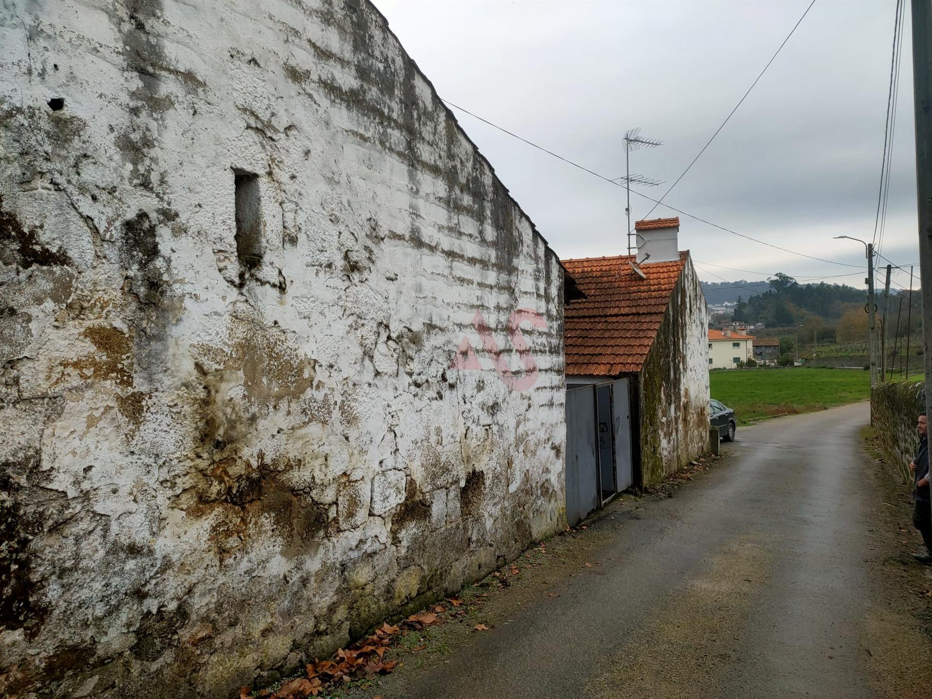 Moradia T5 para reabilitar em Nevogilde, Lousada