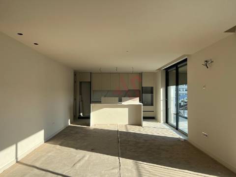 Apartamento T4 com piscina privativa no terraço no 4.º andar no Centro de Paços de Ferreira