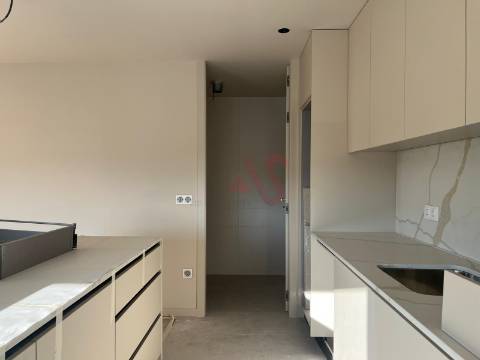 Apartamento T4 com piscina privativa no terraço no 4.º andar no Centro de Paços de Ferreira