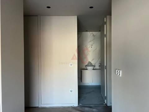 Apartamento T4 com piscina privativa no terraço no 4.º andar no Centro de Paços de Ferreira