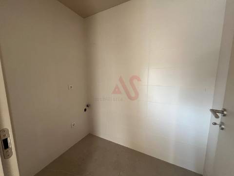 Apartamento T4 com piscina privativa no terraço no 4.º andar no Centro de Paços de Ferreira