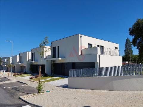 Moradia T3 em Banda em Palmeira, Braga