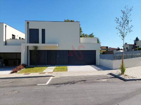 Moradia T3 em Banda em Palmeira, Braga