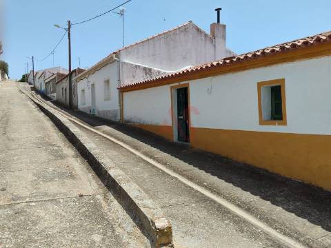 Moradia T3 Térrea para Restaurar em Santo Aleixo da Restauração – Moura