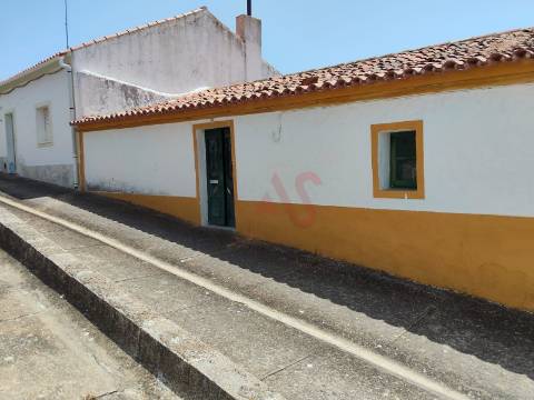 Moradia T3 Térrea para Restaurar em Santo Aleixo da Restauração – Moura