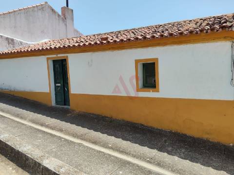 Moradia T3 Térrea para Restaurar em Santo Aleixo da Restauração – Moura