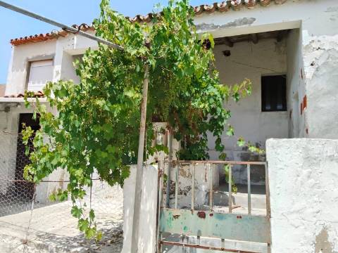 Moradia T3 Térrea para Restaurar em Santo Aleixo da Restauração – Moura