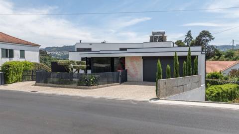 Moradia de Luxo T5+T1 com piscina no Coração de Vizela