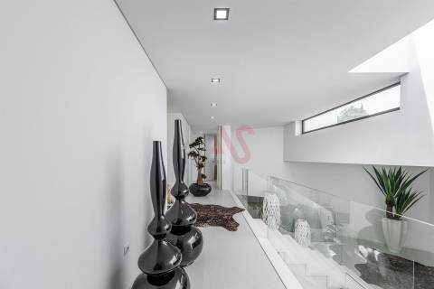 Moradia de Luxo T5+T1 com piscina no Coração de Vizela