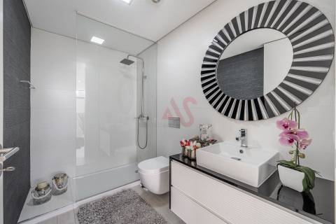 Moradia de Luxo T5+T1 com piscina no Coração de Vizela