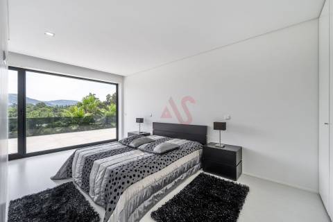 Moradia de Luxo T5+T1 com piscina no Coração de Vizela