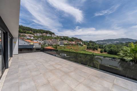 Moradia de Luxo T5+T1 com piscina no Coração de Vizela