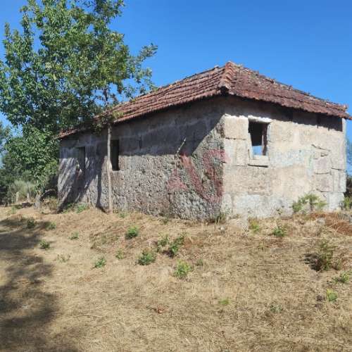Moradia T1 para Reconstrução com Terreno de 22.000 m² – Constance, Marco de Canaveses