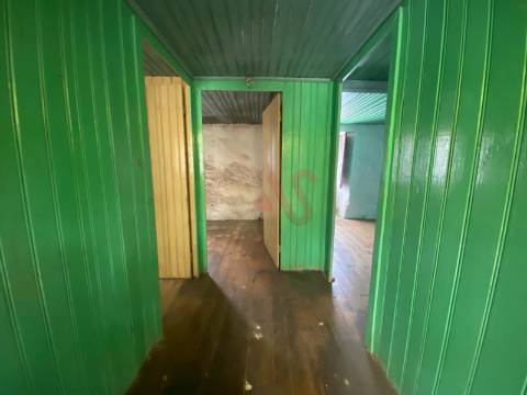 Moradia T3 para restauro em Silvares, Lousada