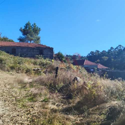Moradia T3 para restaurar com terreno em Seidões, Fafe