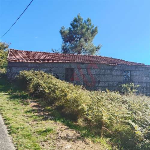 Moradia T3 para restaurar com terreno em Seidões, Fafe