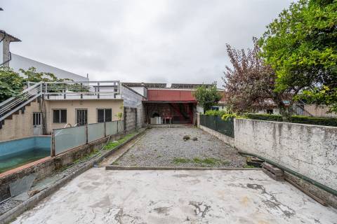 Prédio para Investimento composto por 3 T0 e 1 T1 | Rua Francisco Agra – Guimarães