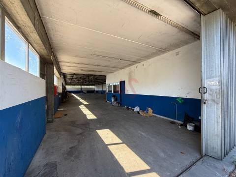 4 Armazéns Industriais em Barcelos com licença para comércio e indústria, Pé Direito de 6 a 8 m²