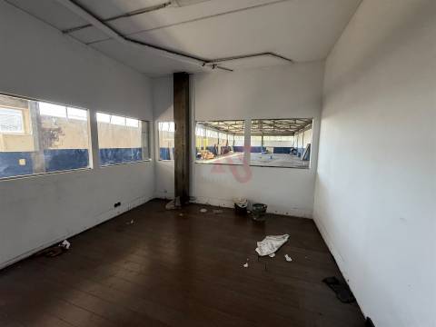 4 Armazéns Industriais em Barcelos com licença para comércio e indústria, Pé Direito de 6 a 8 m²