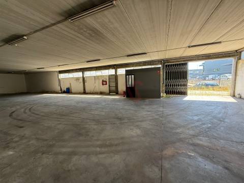 4 Armazéns Industriais em Barcelos com licença para comércio e indústria, Pé Direito de 6 a 8 m²