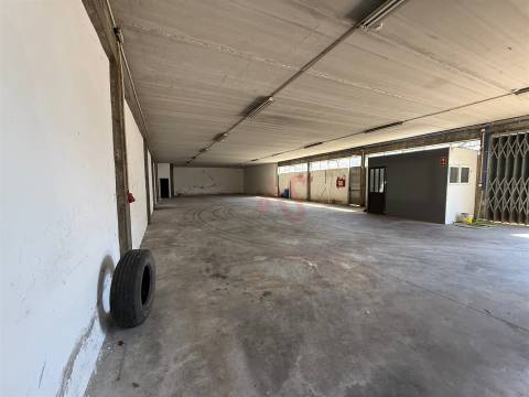 4 Armazéns Industriais em Barcelos com licença para comércio e indústria, Pé Direito de 6 a 8 m²
